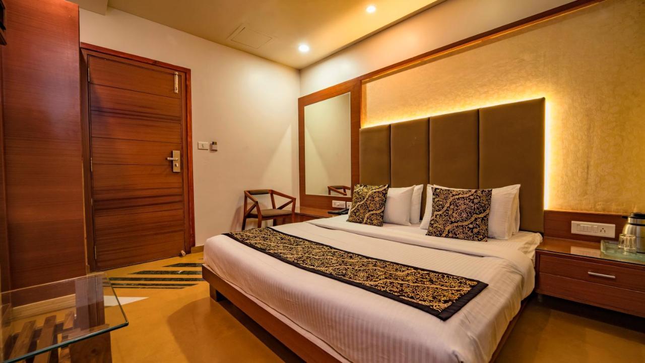 Uddhav Vilas A Family Hotel Удайпур Экстерьер фото