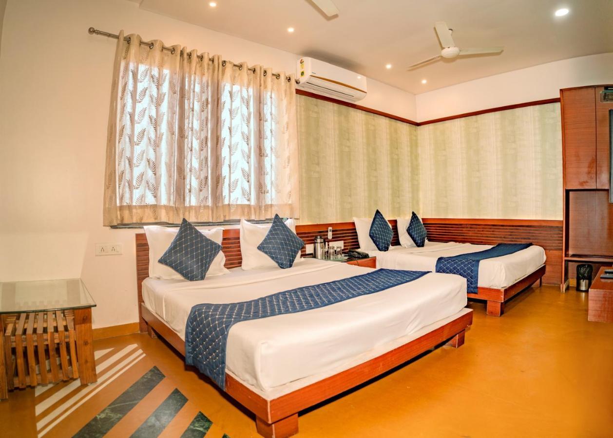 Uddhav Vilas A Family Hotel Удайпур Экстерьер фото