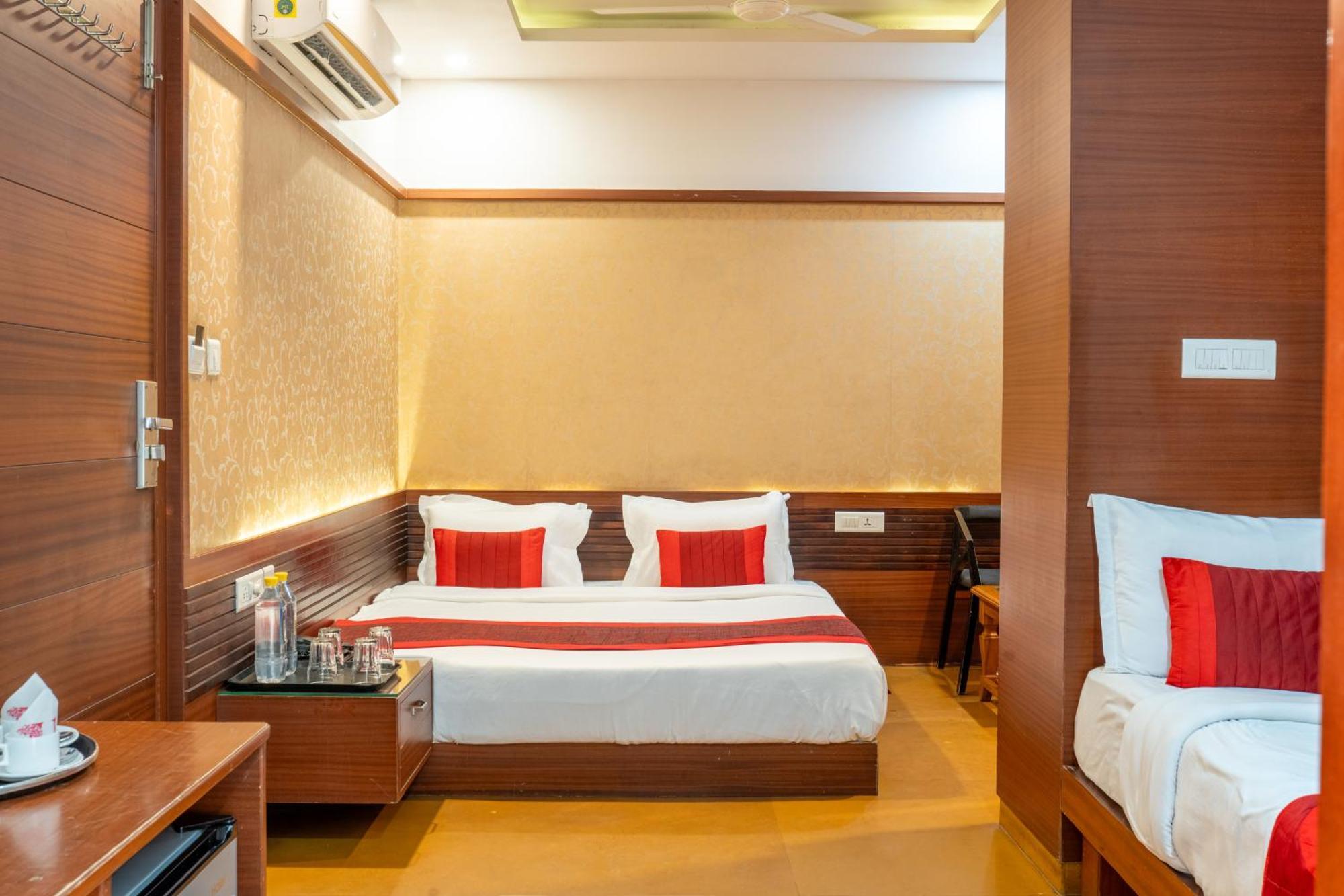 Uddhav Vilas A Family Hotel Удайпур Экстерьер фото
